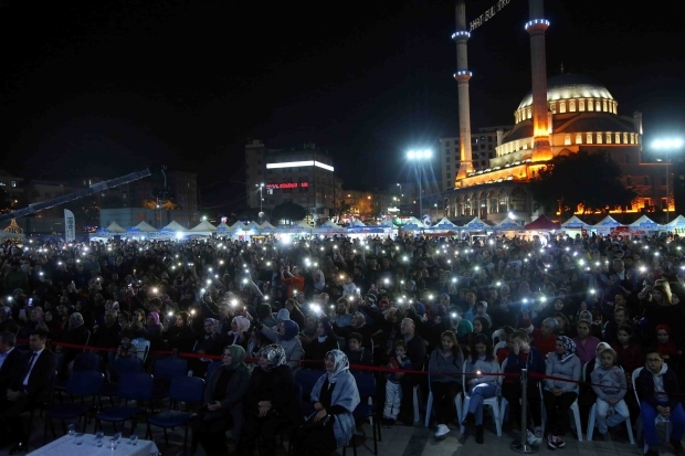 Den bosniske artisten Zeyd Şoto og Eşref Ziya Terzi holdt konsert i Bağcılar 