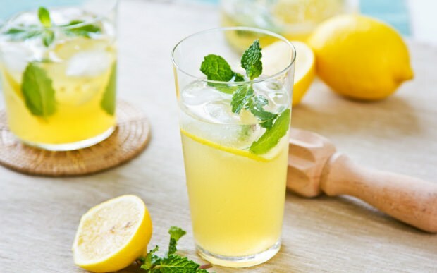 Hva er fordelene med sitronsaft? Hva skjer hvis vi regelmessig drikker sitronvann?