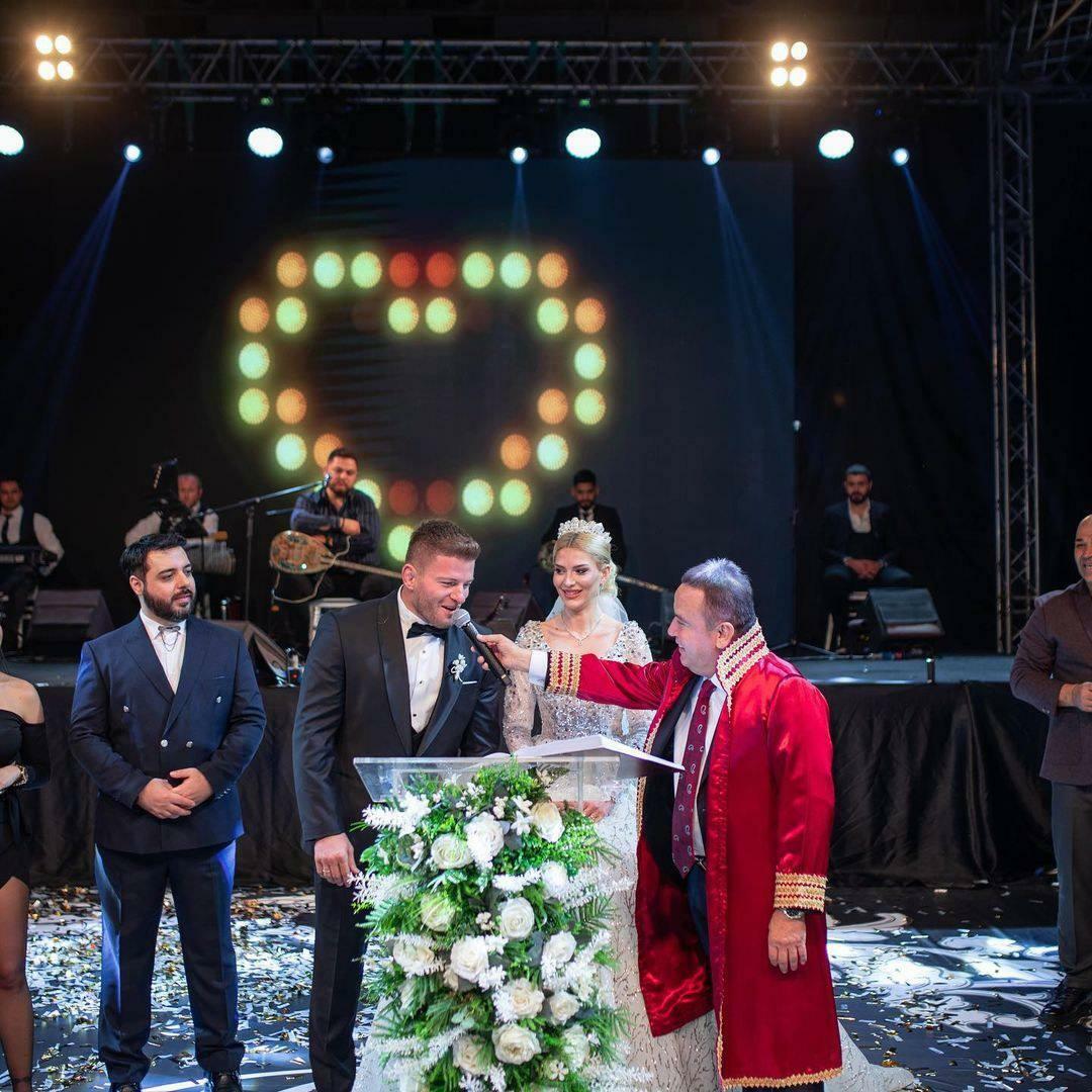 Bryllupet til det berømte paret ble utført av ordføreren i Antalya Metropolitan Municipality.