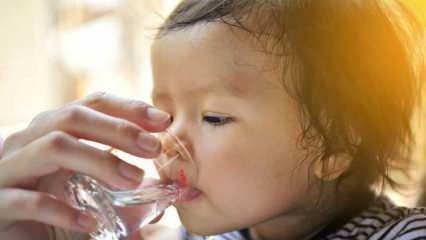 Hvordan bør vann gis til babyer? Kan babyer under seks måneder få vann?