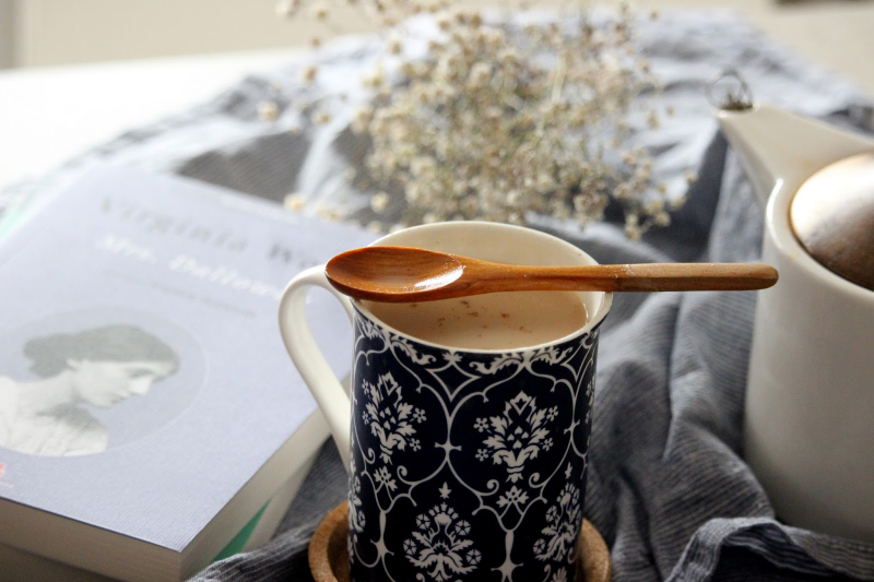Hva er Chai Tea Latte og hvordan lages den? Hva er det med en Chai Tea Latte?