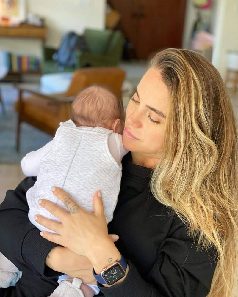Skiftet av skuespillerinne Ceyda Ateş etter at hun tok babyen sin i armene!
