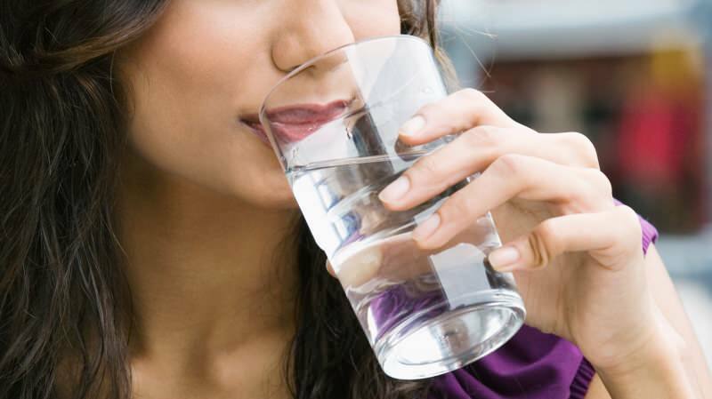 Er det skadelig å drikke vann mellom måltidene?
