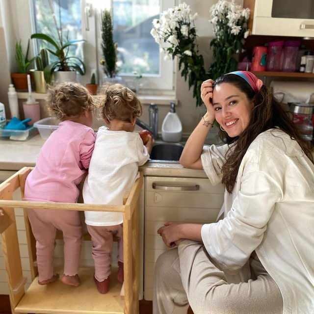 En deling fra tvillingmoren Pelin Akil som får deg til å smile med barna hennes!