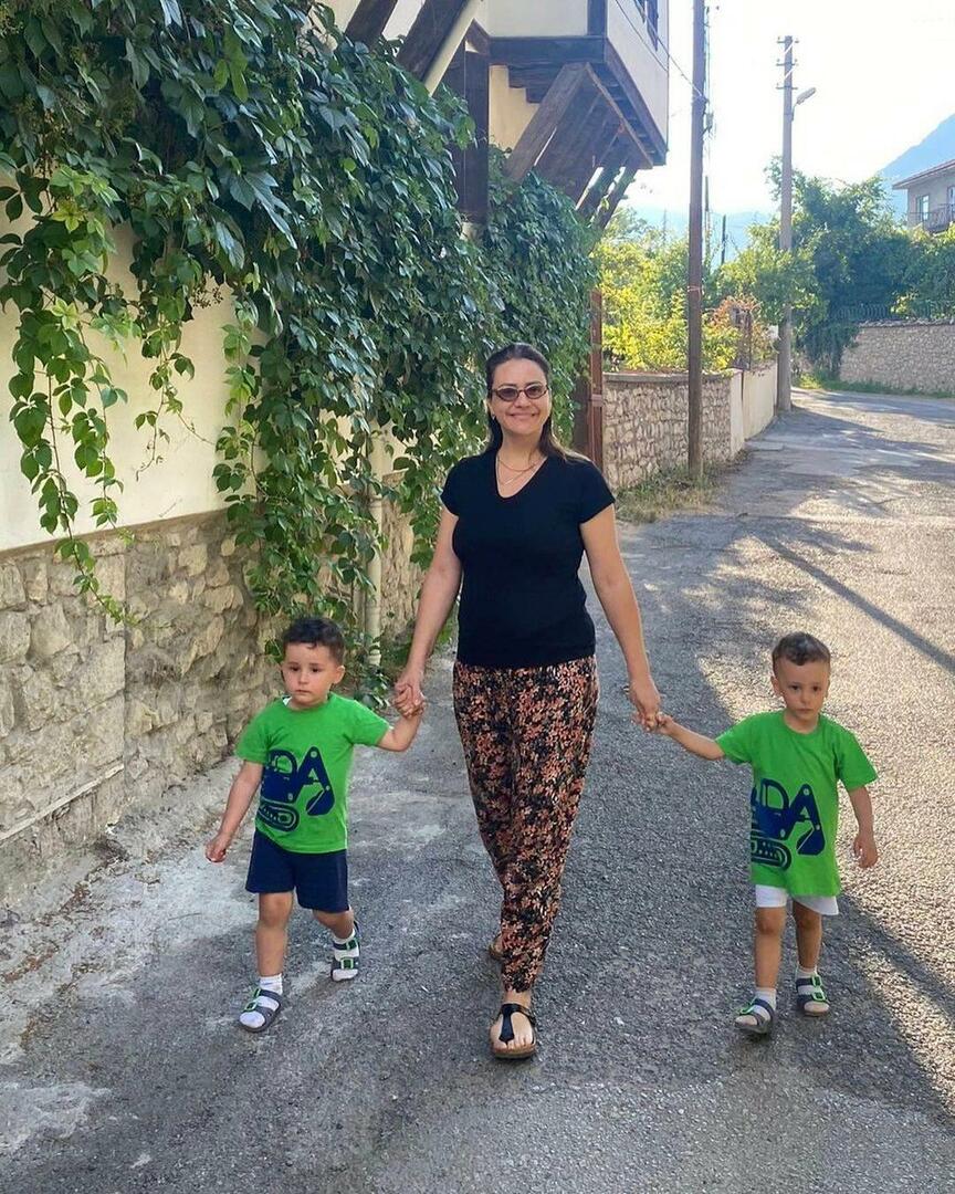 Ezgi Sertel på ferie med sønnene sine