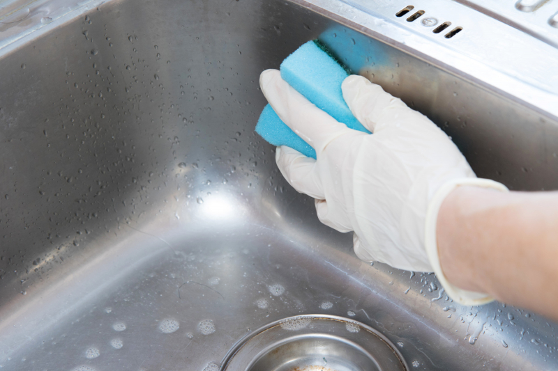 Hvordan rengjøre kjøkkenvasken? Den definitive løsningen som gjør at kjøkkenvasken glitrer