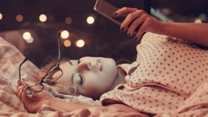 Hva er årsaken til at du bruker en telefon før du legger deg?