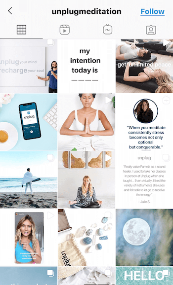 eksempel på skjermbilde av Instagram-feedet til @unplugmeditation som viser sitater, produkter og mennesker i forskjellige medisiner i lyseblå, solbrun og hvitt for å fremme avslapning og fred
