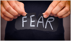 Stå overfor frykten din for å jobbe gjennom markedsføringen selv.