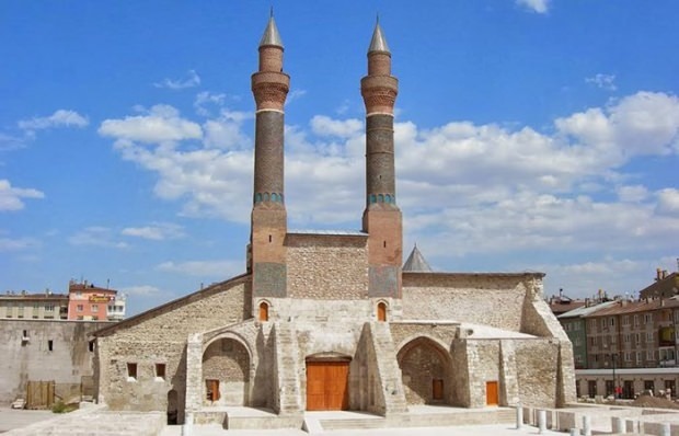Dobbelt Minaret Madrasa