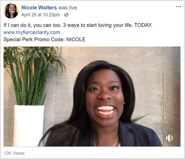 Nicole Walters deler en live video på Facebook som promoterer kurset sitt Fierce Clarity. Hun dukker opp i forretningsklær foran en nøytral vegg og en høy bambusplante i en hvit planter.