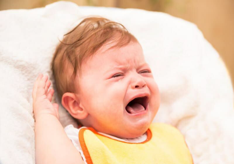 Er det skadelig å riste babyer som står opp? Hvordan legge igjen en stående svingende vane?