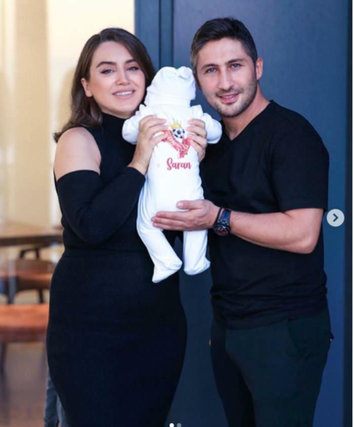 Yağmur-Sabri Sarıoğlu-paret viste babyenes ansikter for første gang