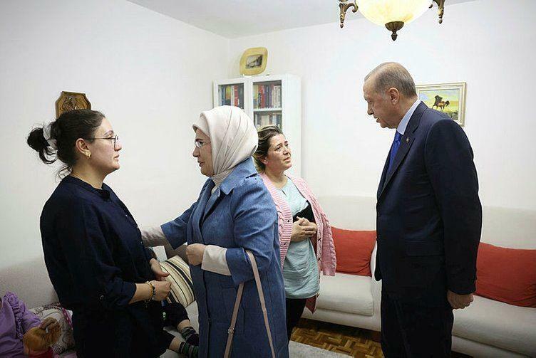 President Recep Tayyip Erdoğan og hans kone Emine Erdoğan besøkte den jordskjelvoverlevende familien