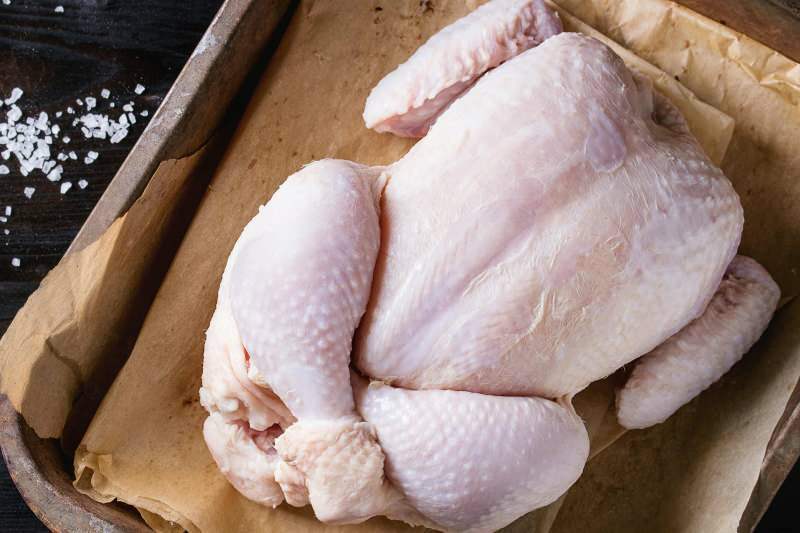 Sjekk fargen og lukten av kylling