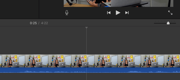 Når du deler videoen din i segmenter, finner du stedene der lyden blir til en flat linje.