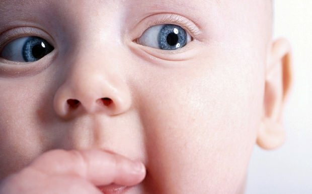 Hvorfor skifter øyet hos babyer?
