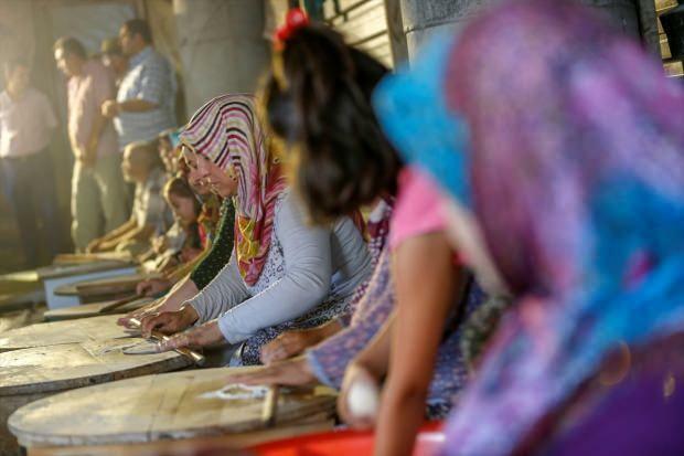 70 kvinner fra Antalya selger pannekaker og lager moskeer