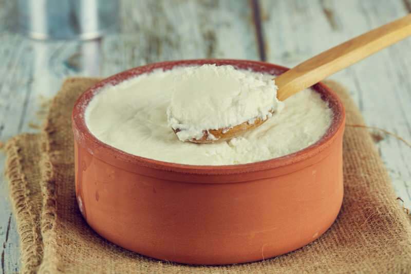 Hvordan lage den enkleste bøffel yoghurt? Tips for å lage yoghurt av bøffelmelk