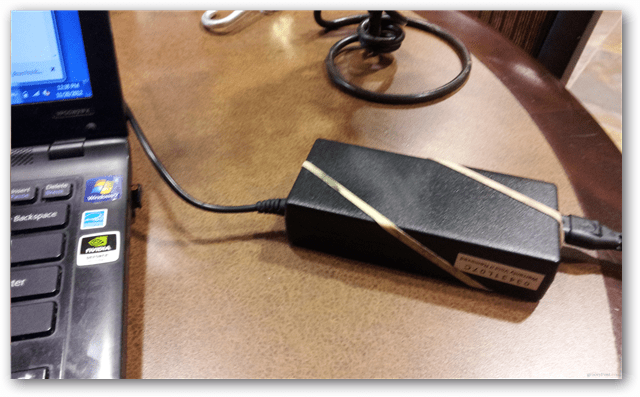 Hold den bærbare datamaskinen strømforsyning fra å skyve et skrivebord med et gummibånd