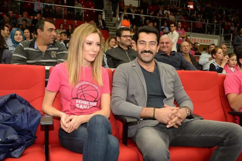 Rosa kurv som Sinem Kobal og kona Kenan Imirzalıoğlu deltok på 