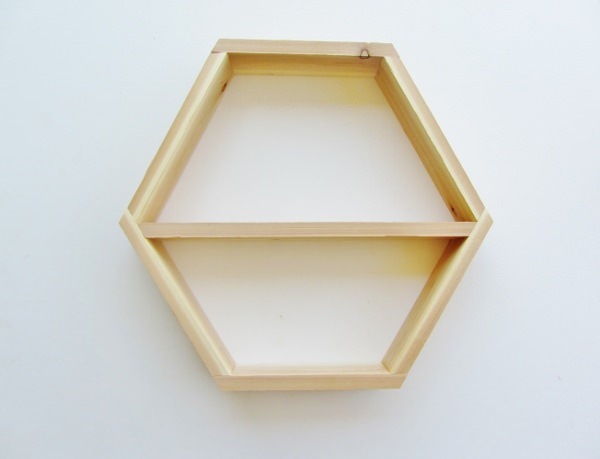 Hvordan lage en sekskantet bokhylle hjemme?