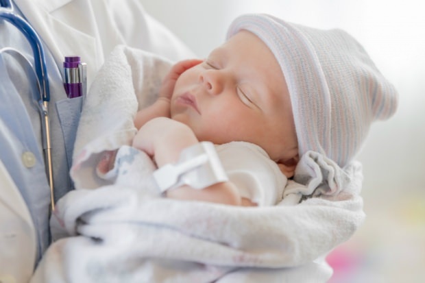 Bør nyfødte babyer bruke hatter og hansker?