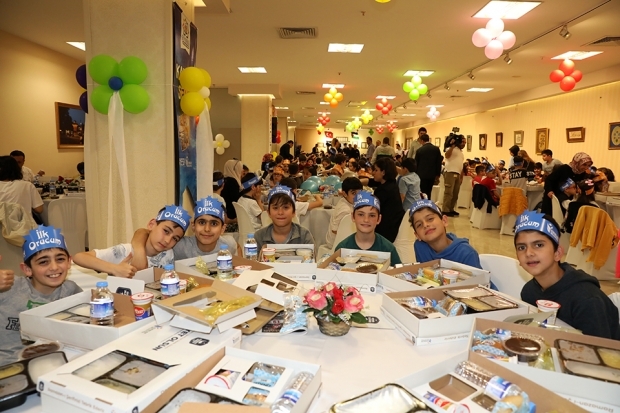 300 barn åpnet sin første faste under iftar-programmet til Esenler Kommune!