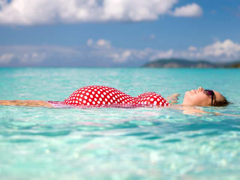Svømmestillinger og fordeler under svangerskapet! Er det mulig å bade i sjøen eller det termiske bassenget mens du er gravid?