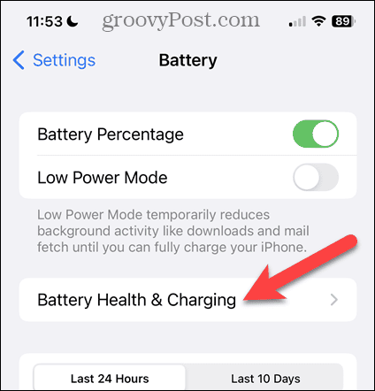 Trykk på Batterihelse og lading på iPhone-batteriskjermen