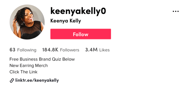 skjermbildeeksempel på @ keenyakelly0 tiktok-profil som viser 184,8 tusen følgere og 3,4 millioner liker, sammen med beskrivelse som tilbyr en gratis quiz, nye øreringer og en oppfordring til handling for å klikke på profilen hennes linktr.ee lenke