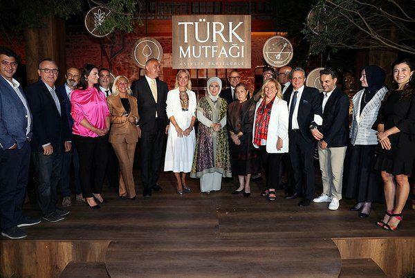 Den ble publisert under oppsyn av Emine Erdogan! Tyrkisk mat med hundreårsoppskrifter bok i 2 grener...