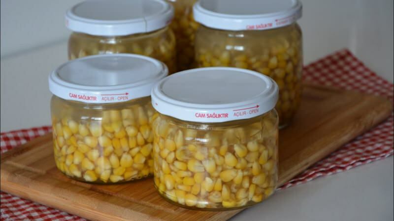 Hvordan lage hermetisert kokt mais hjemme? Den enkleste hermetiske kornoppskriften