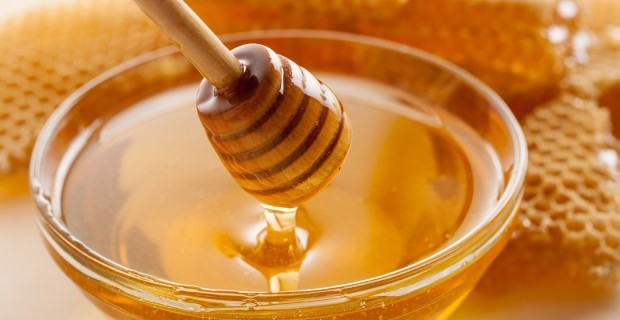 Hudrensing med honning