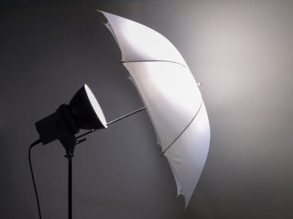 En fotoparaply hjelper deg med å skape mykt, smigrende lys for videoene dine.