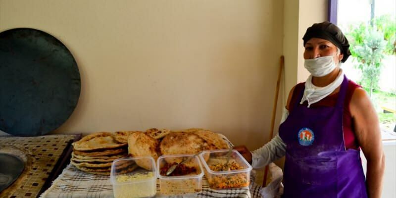 Kvinner i Mersin bidrar til familiebudsjettet med sine tandoorihus!