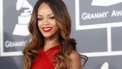 Online rideleksjon med rød leppestift fra Rihanna