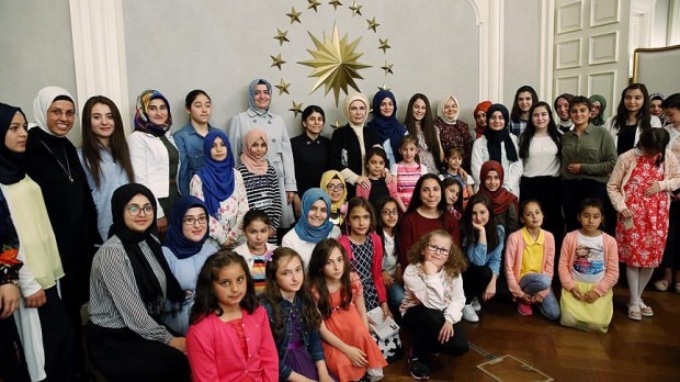 Med oppfordringen fra First Lady Erdoğan tok 8 departementer tiltak for barn!