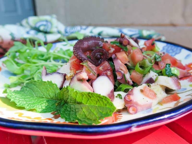 Hvordan lage en blekksprut salat med knuste oliven? Den enkleste blekksprut salaten med knuste oliven ...