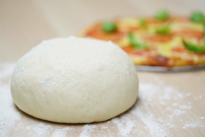Hvordan lages pizzadeig? Trikset med å lage original pizzadeig