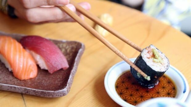 Hvordan spise sushi? Hvordan lage sushi hjemme? Hva er triksene til sushi?