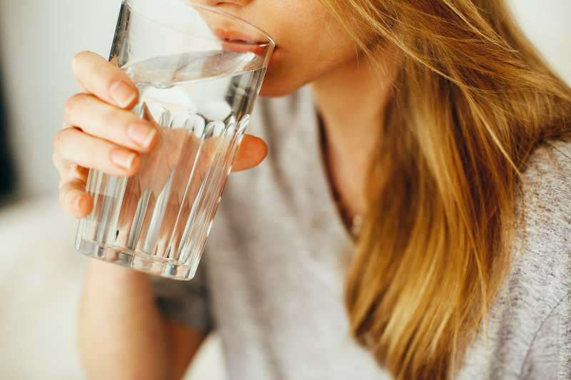 Hvordan gå ned i vekt ved å drikke vann? Vanndiett som svekkes 7 kilo på en uke! Hvis du drikker vann på tom mage ...