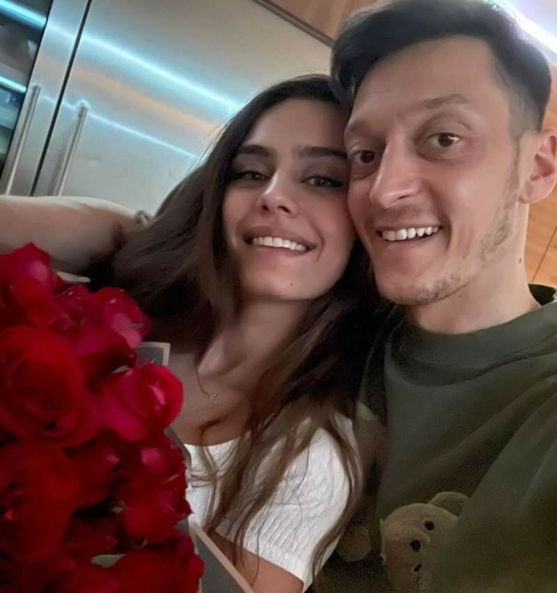 En romantisk melding fra Mesut Özil til kona Amine Gülşe: "Fordi du alltid er med meg ..."