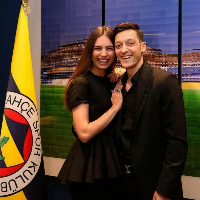 Amine Gülşe feiret ektemannen Mesut Özil fars dag