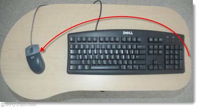 sett musen til venstre for tastaturet