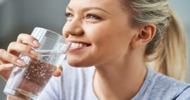 Hva er fordelene med å drikke vann for hud og hår? Forbedrer huden å drikke mye vann?