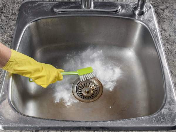Hvordan passerer dårlig lukt fra vasken