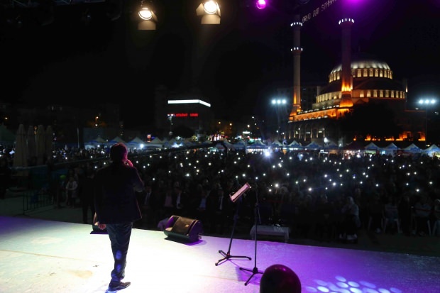 Den bosniske artisten Zeyd Şoto og Eşref Ziya Terzi holdt konsert i Bağcılar 