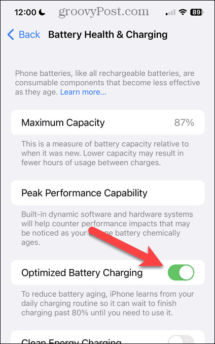 Aktiver eller deaktiver Optimalisert batterilading på iPhone Battery Health & Charging-skjermen