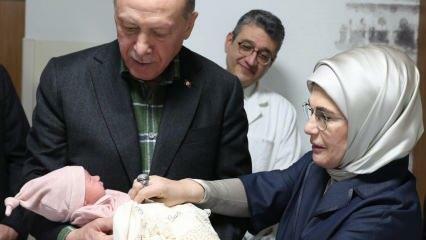 President Erdoğan og hans kone Emine Erdoğan besøkte jordskjelvofre